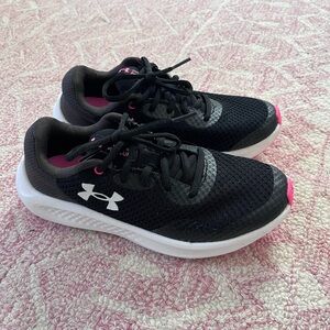 Under Armour Girls Running Sneakers – Black/Pink – Youth 4.5